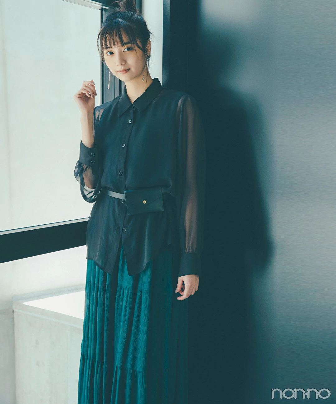 新川優愛はドラマティックな透けシャツで女らしさ３割増し♡【毎日コーデ】