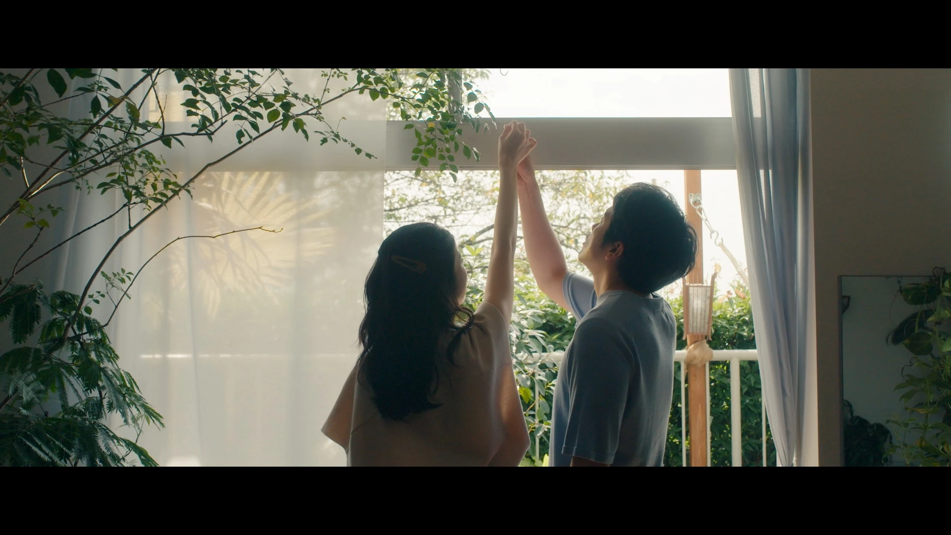 映画『ひとりぼっちじゃない』で馬場ふみかが演じる宮子の住む部屋とススメ役の井口悟さん