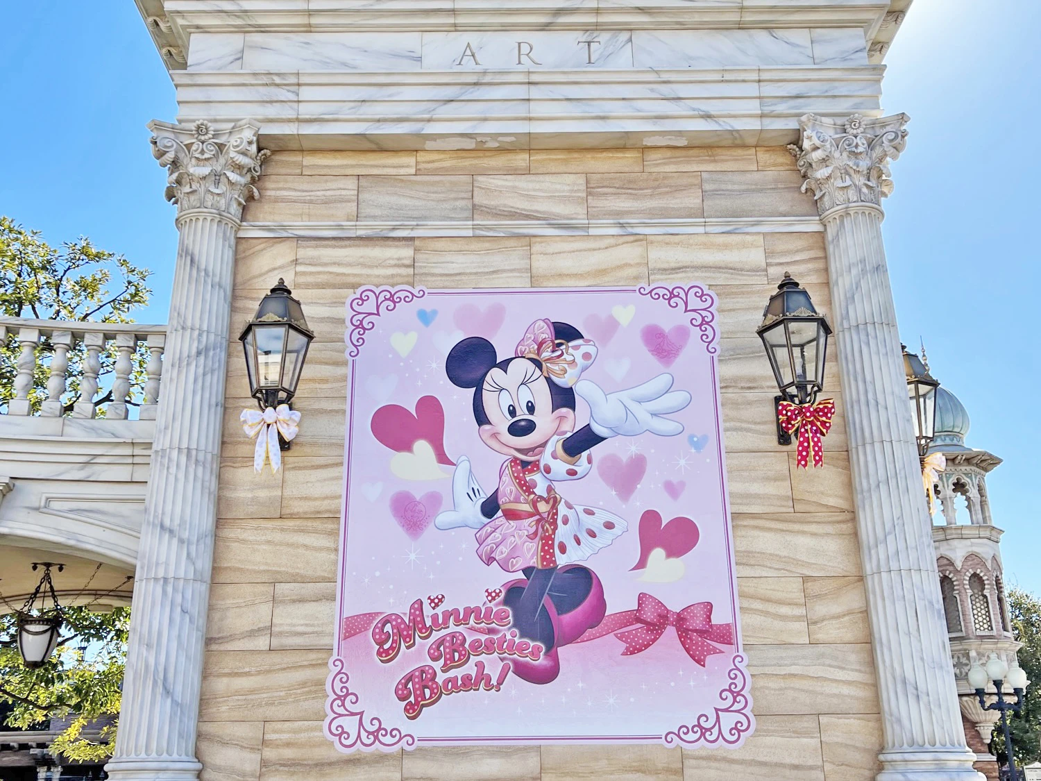 東京ディズニーシー　壁画に貼られたミニーマウスのポスター