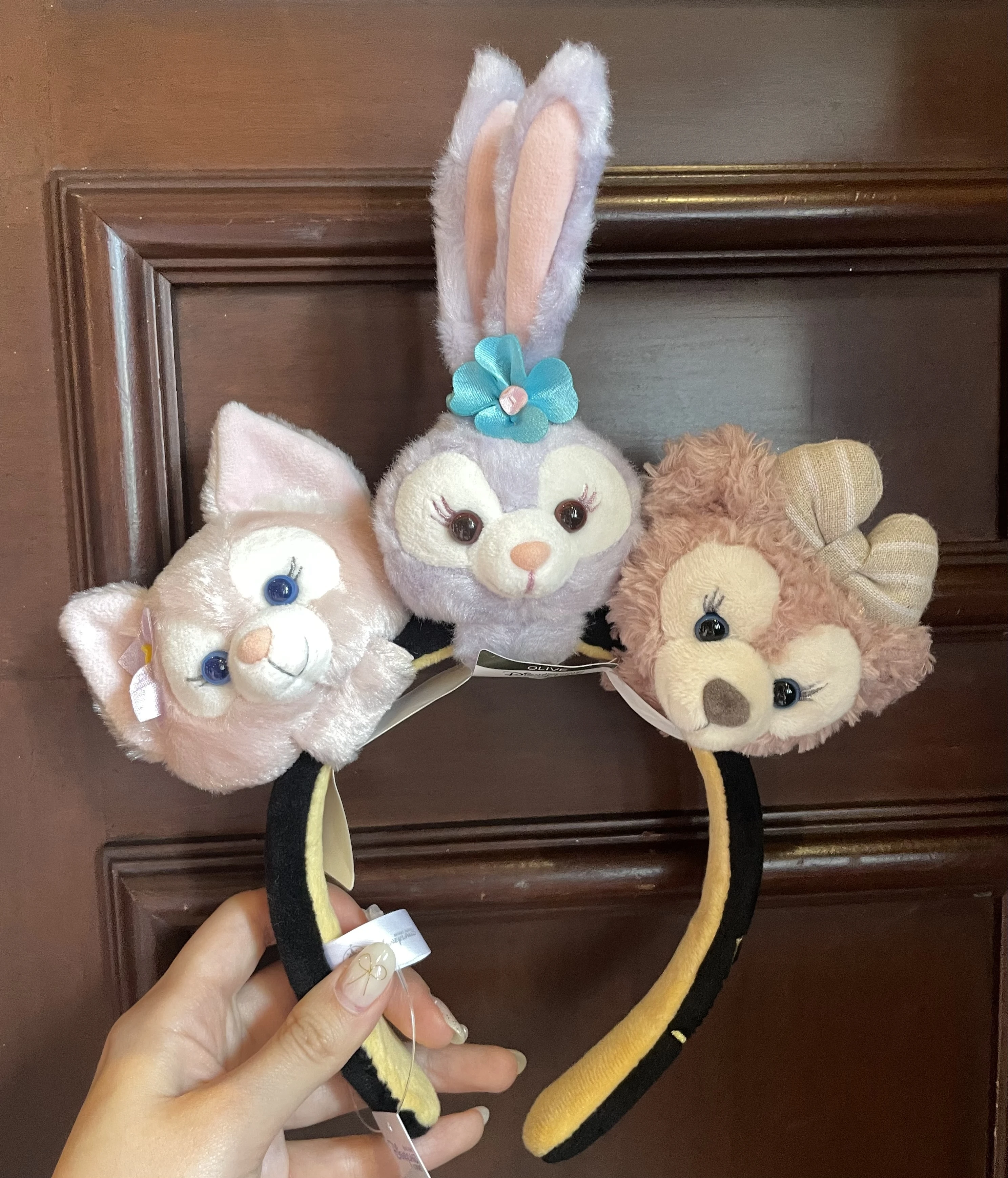カチューシャ: Disney Personalized Headband（HK$ 70.00）、上部左: LinaBell Mini Plush Accessory（HK$ 109.00）、上部中央: StellaLou Mini Plush Accessory（HK$ 109.00）、上部右: ShellieMay Mini Plush Accessory（HK$ 109.00）