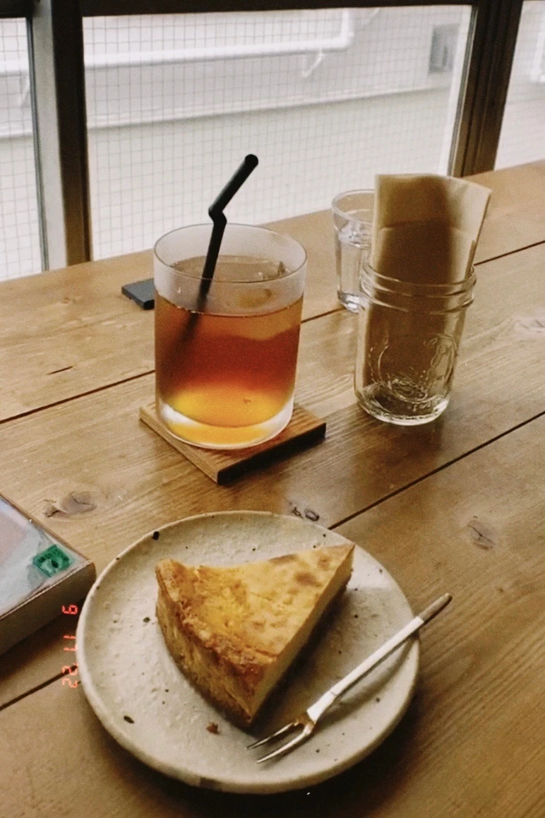 下北沢・西荻窪・初台にある『本の読める店 fuzkue』のチーズケーキとアイスティー