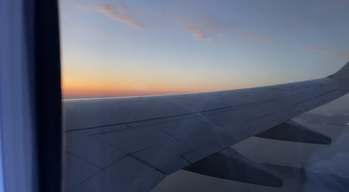 飛行機の窓から見える日没