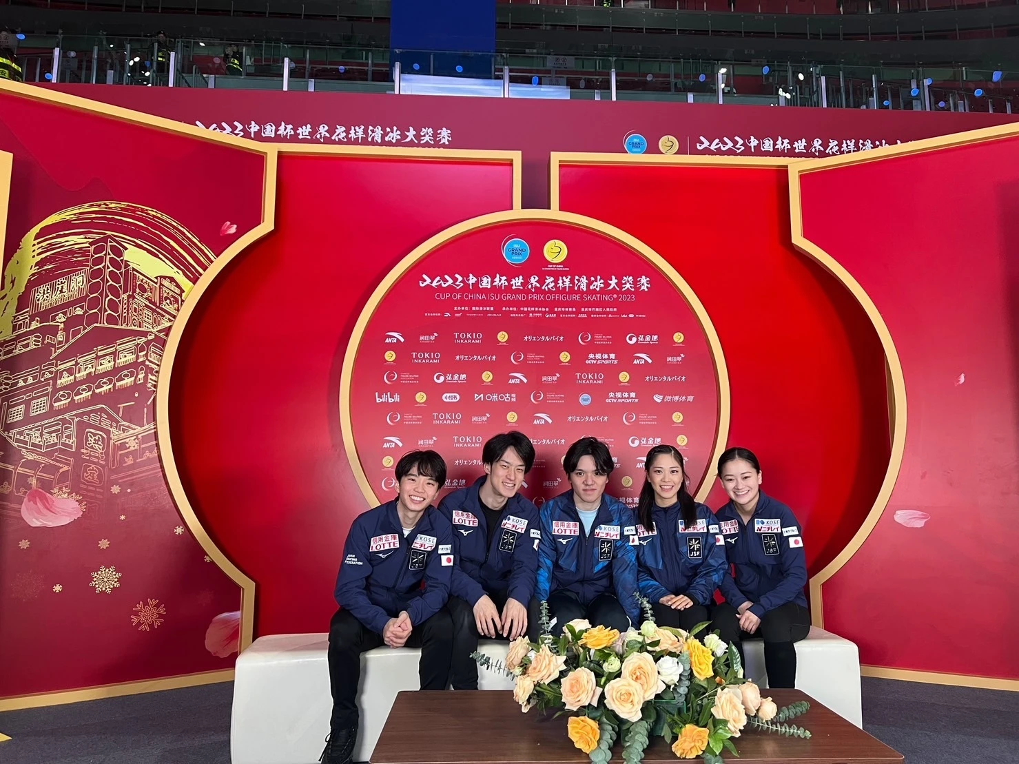 中国杯キスアンドクライに座る友野一希さん、山本草太さん、宇野昌磨さん、吉田陽菜さん、渡辺倫果さん
