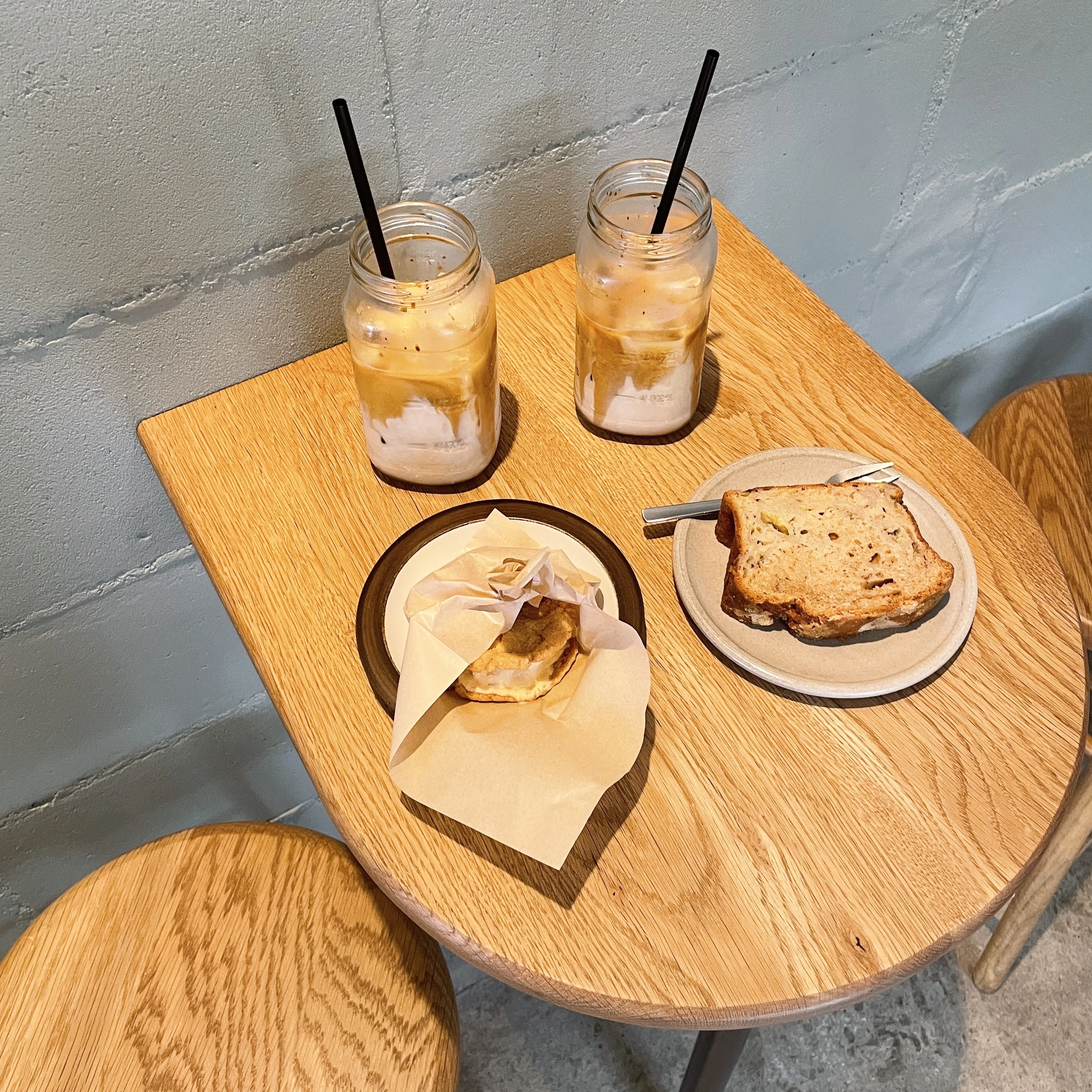 新潟県のコーヒーストア『ダブコーヒーストア』　クッキーサンドアイスとバナナブレッド、アイスカフェラテ
