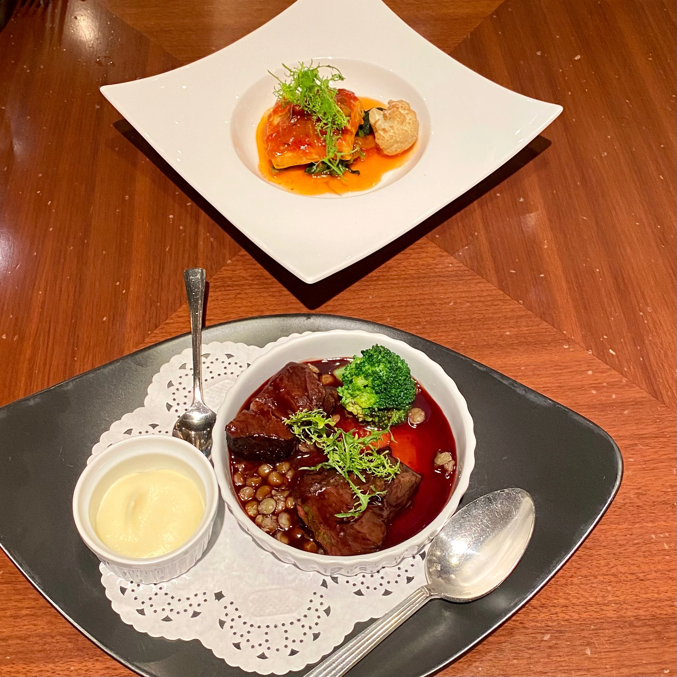 京都ブライトンホテル　テラスレストラン　フェリエ　モン・デジュネ　メインディッシュ　国産牛ホホ肉の赤ワイン煮込みとジャガイモのピューレ　カジキとオリーブの軽いトマト煮込み