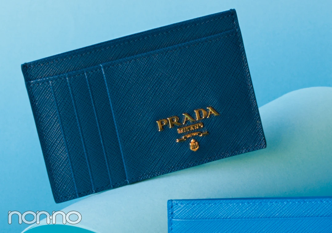 ミニ財布を買うならプラダ♡ 新作のブルーが素敵すぎる！【20歳からの名品】_1_3-5