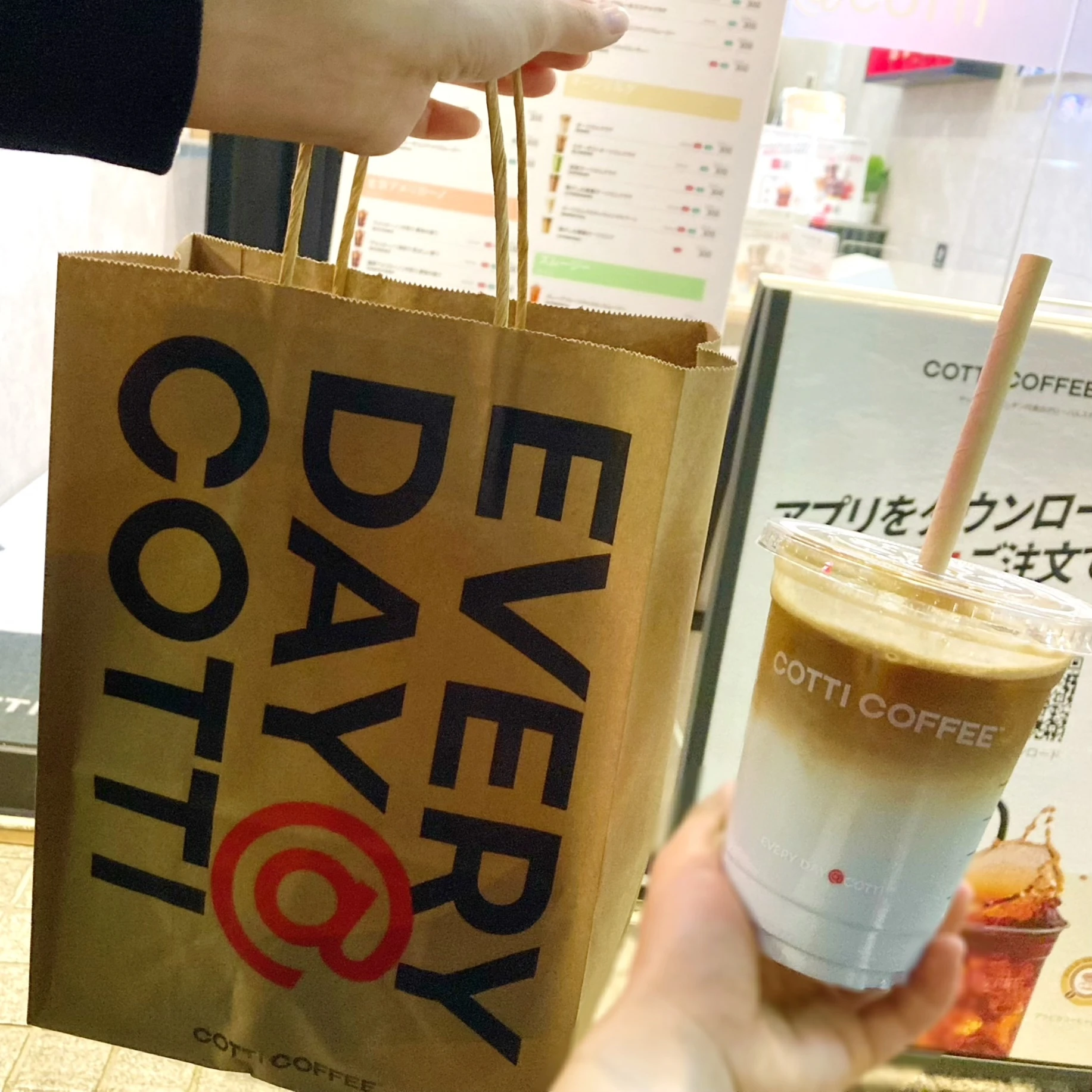 「COTTI COFFEE」ココナッツラテとオリジナル紙袋。