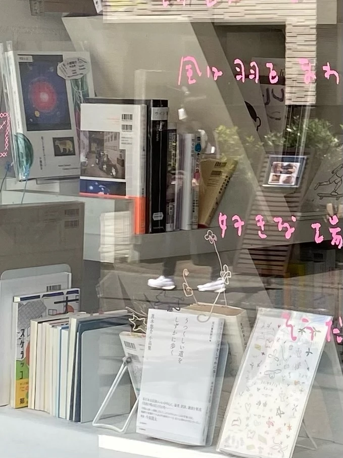 渋谷にある本屋「SPBS本店」にて行われている、タトゥーシールブランドopnnerのポップアップの様子