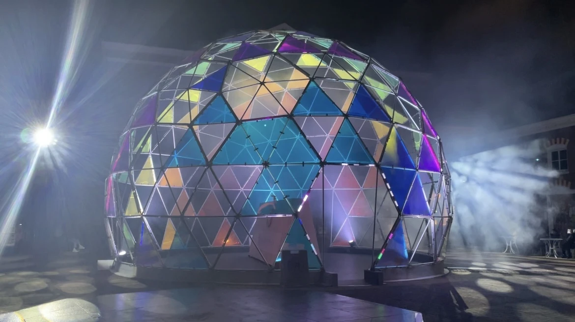 ハウステンボス 光のファンタジアシティ ファンタジア オブ ライツ ショーの最中 幾何学模様が映っている様子