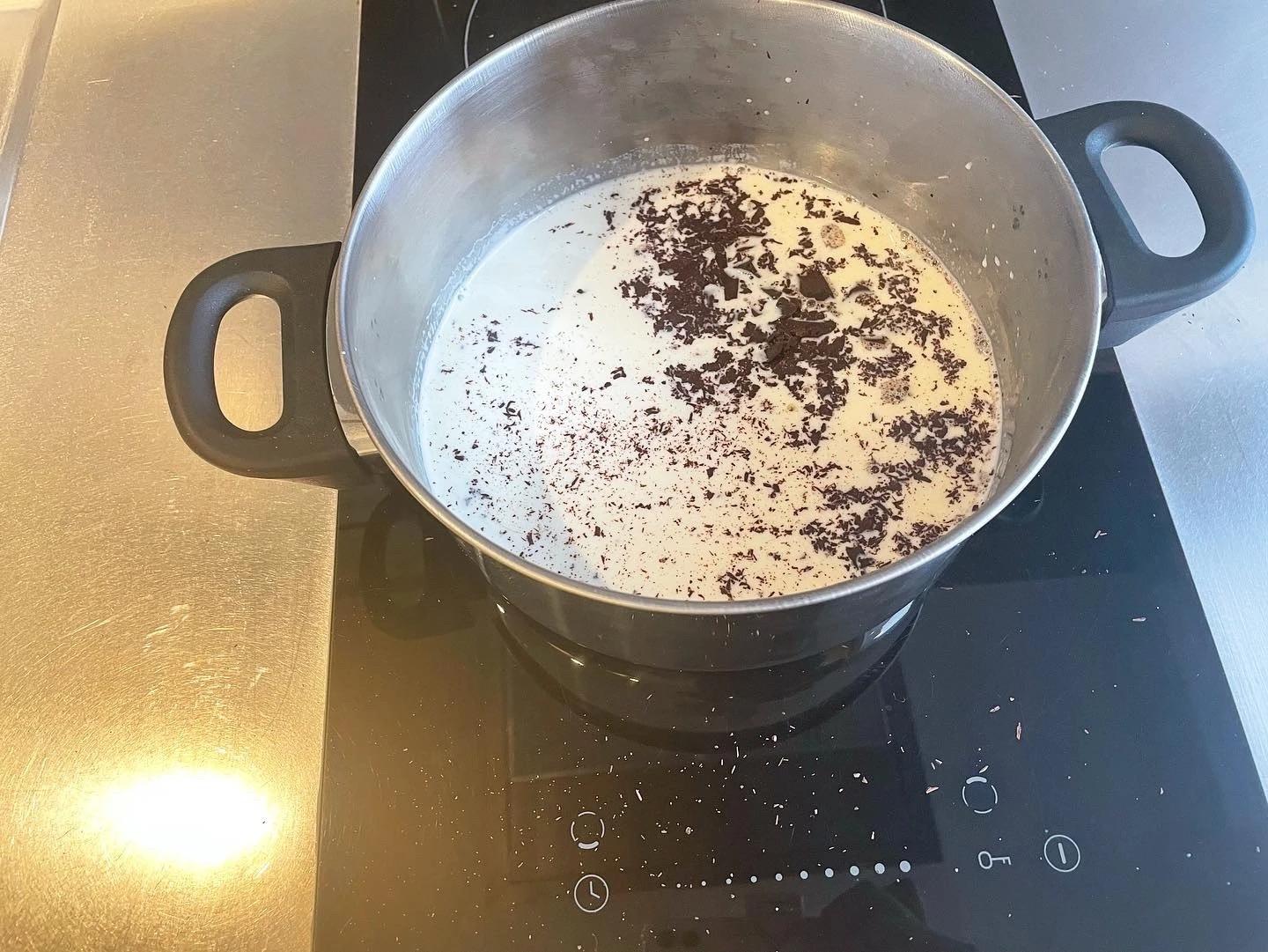 チョコレートを入れた鍋