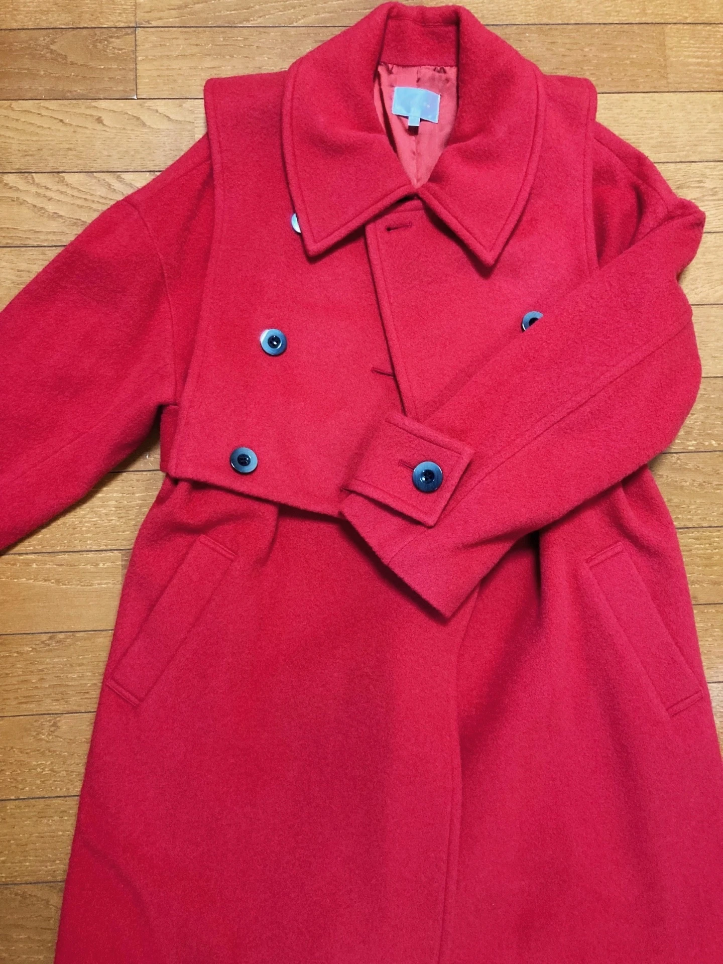 『rienda』赤のロングコート。ベスト状のパーツもついていて暖かく着られる。