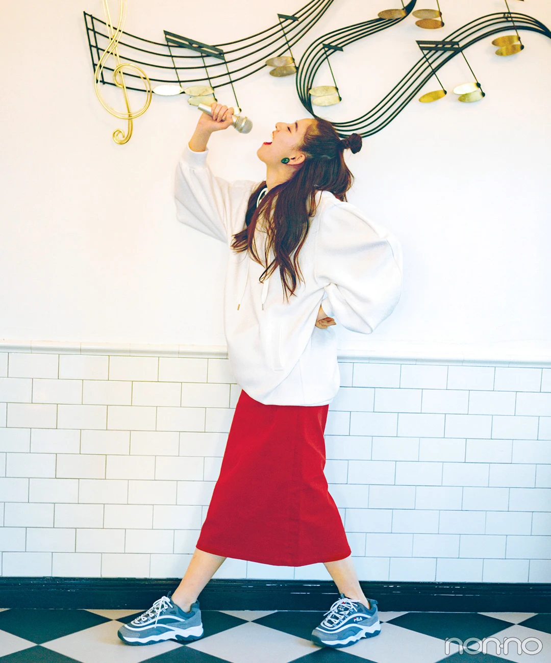 新木優子は赤のロングタイトスカートで、ハッピー感満点コーデ！【毎日コーデ】