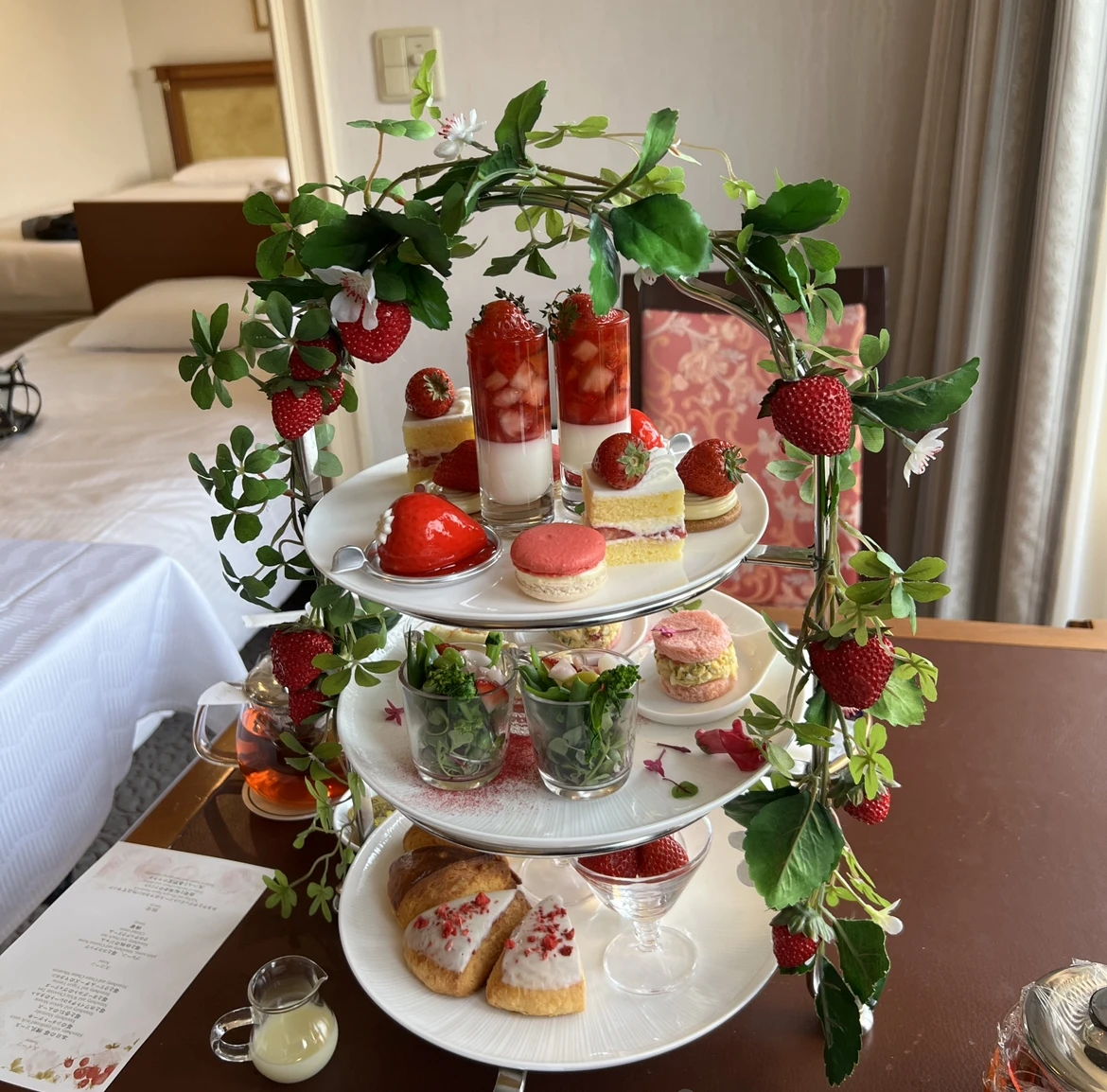 「リーガロイヤルホテル東京」の苺のアフタヌーンティー。