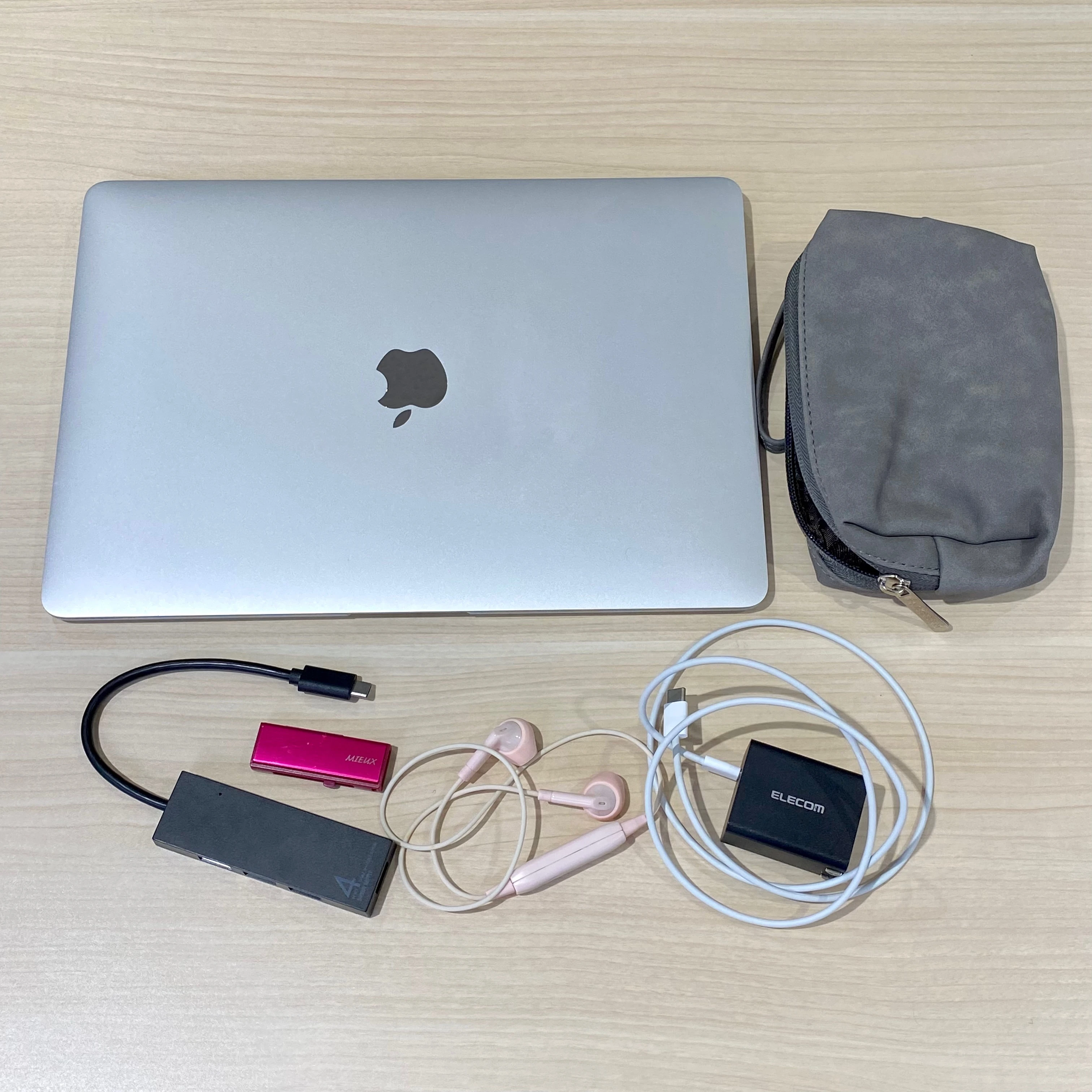 大学生　持ち物　MacBook Air　PC関連グッズ