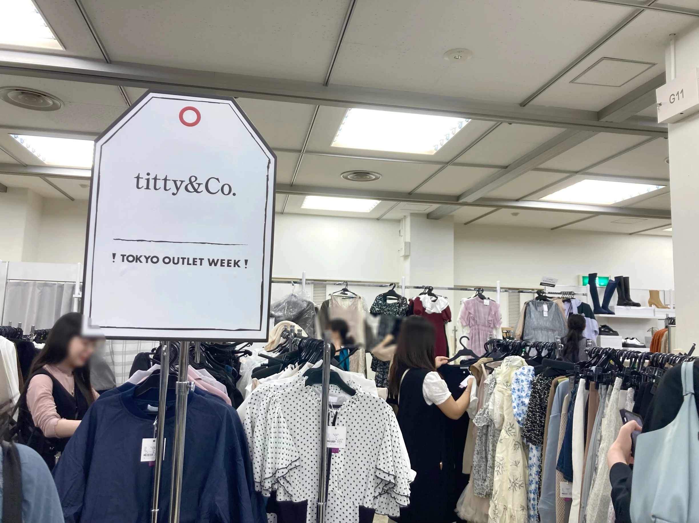 『TOKTO OUTLET WEEK 2023 Autumn/Winter』会場内、「titty&amp;Co.」のコーナー。
