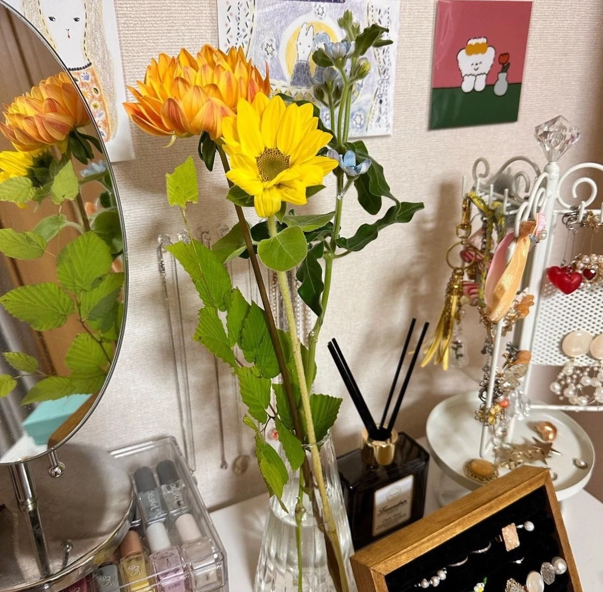 部屋に花を飾っている写真