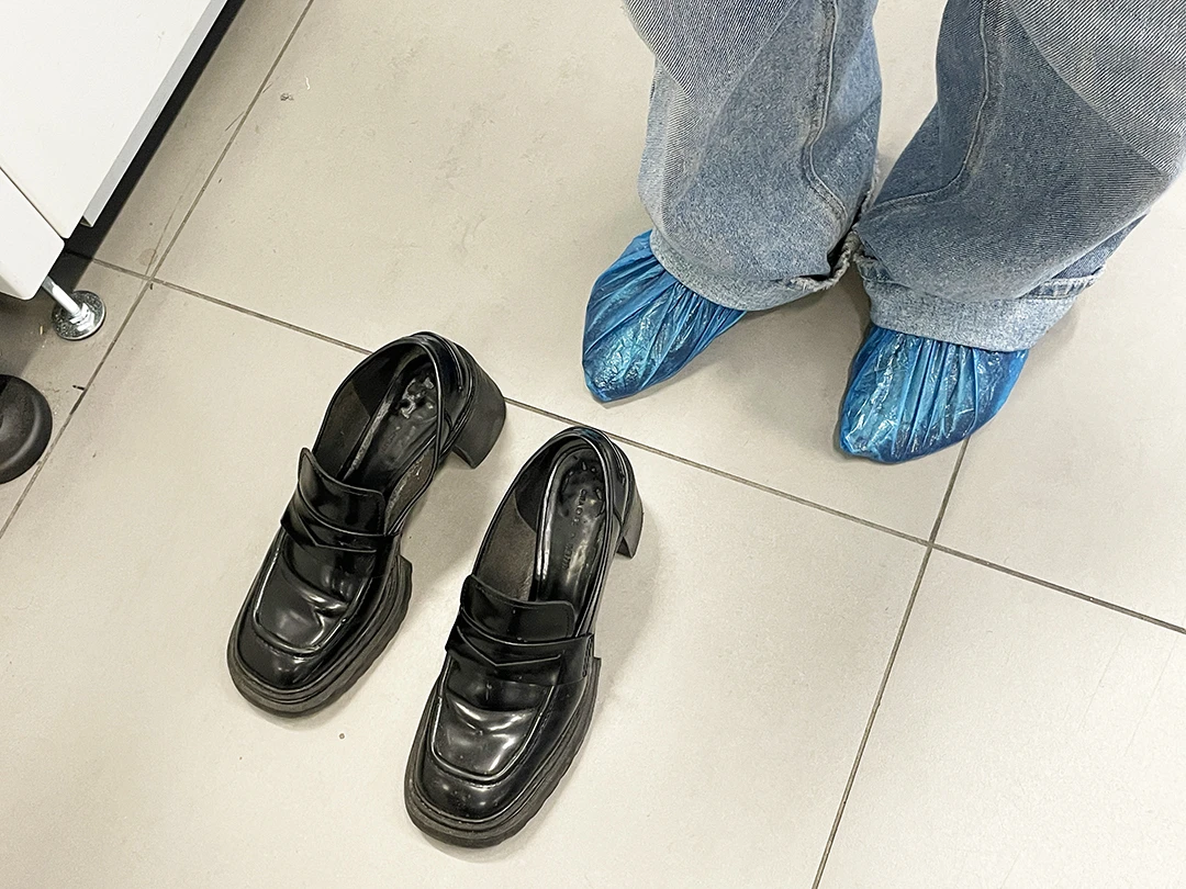 保安検査で再検査を受けた際の、厚底靴。