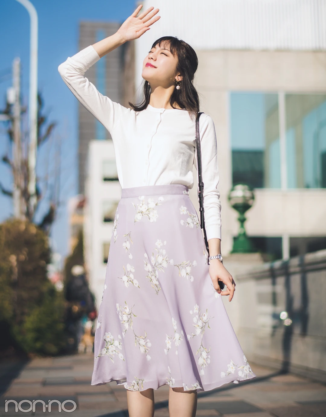 【花柄スカートコーデ】華やかな花柄スカートは白カーデで清楚に♡