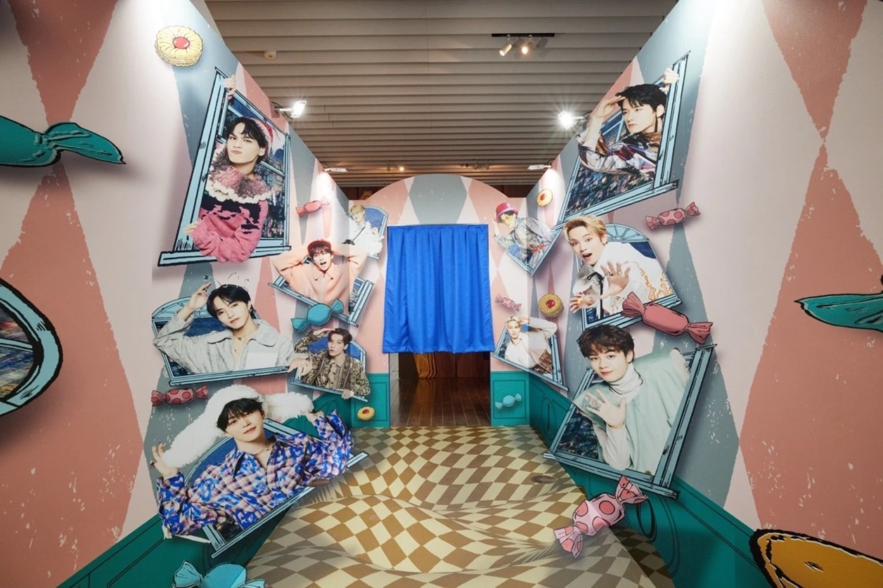 「JO1 Exhibition “JO1 in Wonderland!”カフェ風フォトスポット