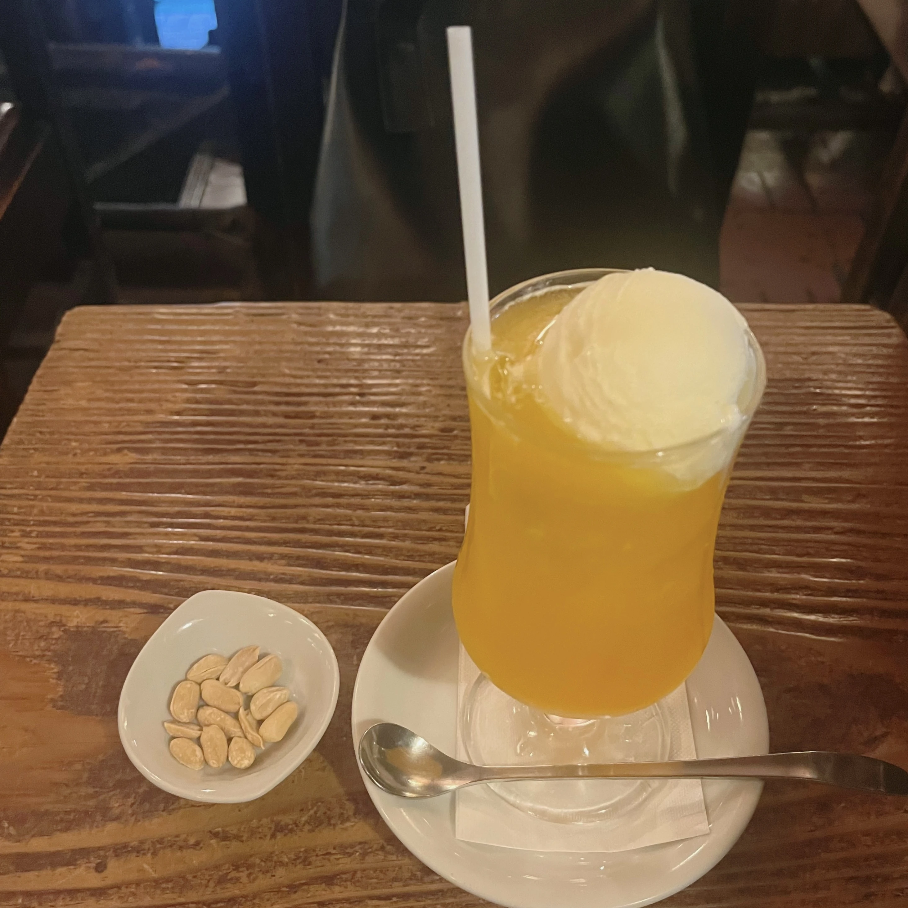 喫茶店「さぼうる」のクリームソーダ（オレンジ）とピーナッツ