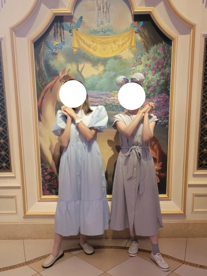 シンデレラのフェアリーテイル・ホール 絵画を背景に撮った写真
