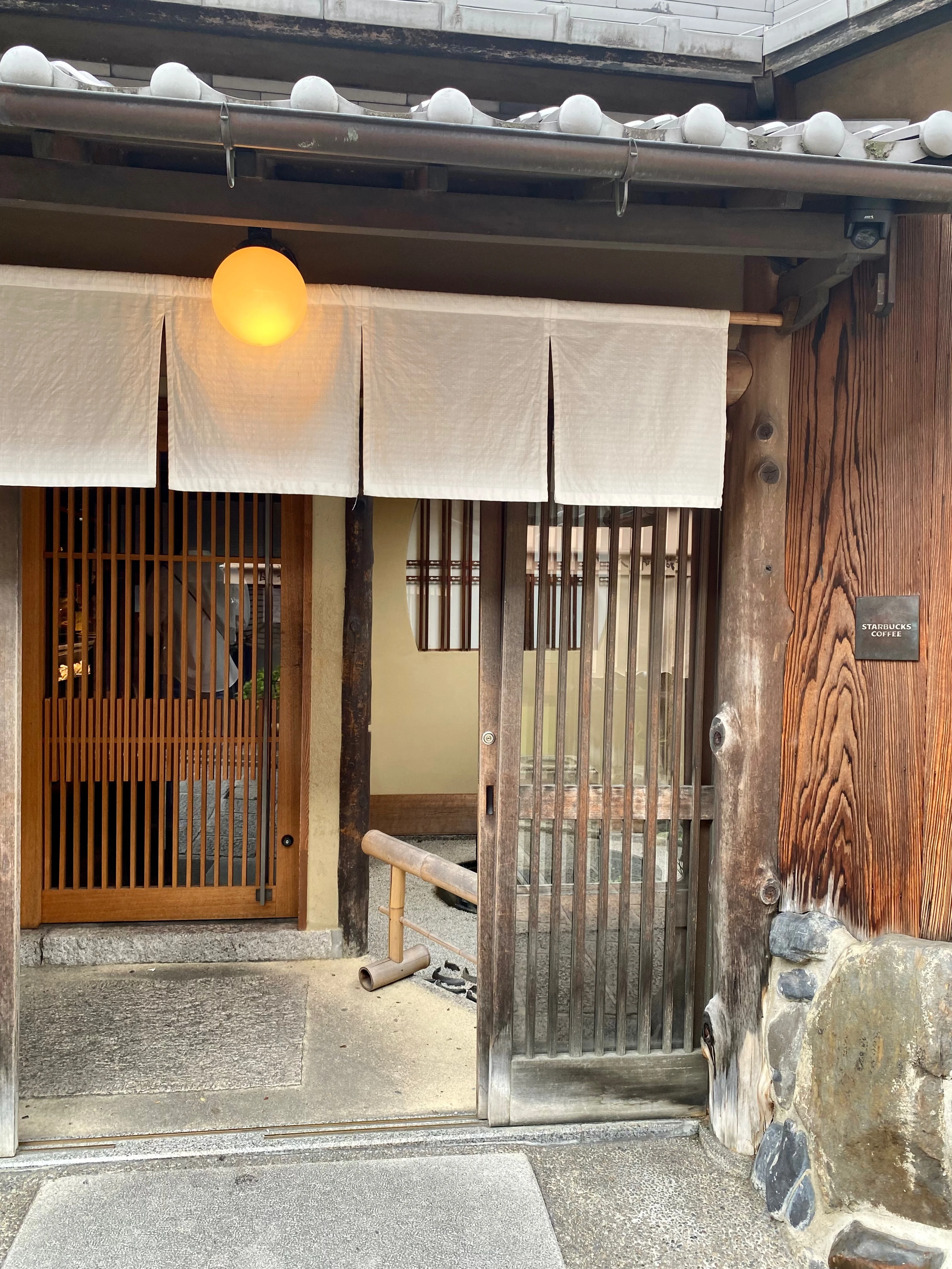 スターバックス京都二寧坂ヤサカ茶屋店　お店の入口