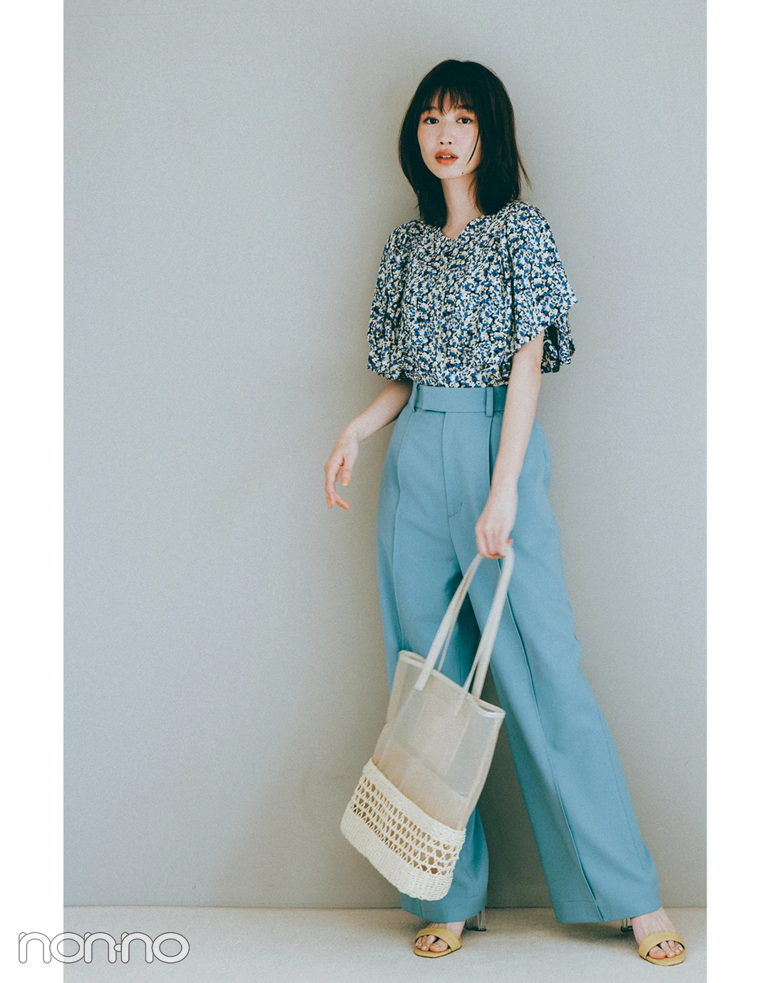 『岡本夏美』の『ブルーのカラーパンツ』モデルカット3-3
