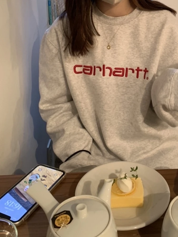 「carhartt」のスウェットと蔵前のカフェ「トロワ」のチーズテリーヌ（れもん）