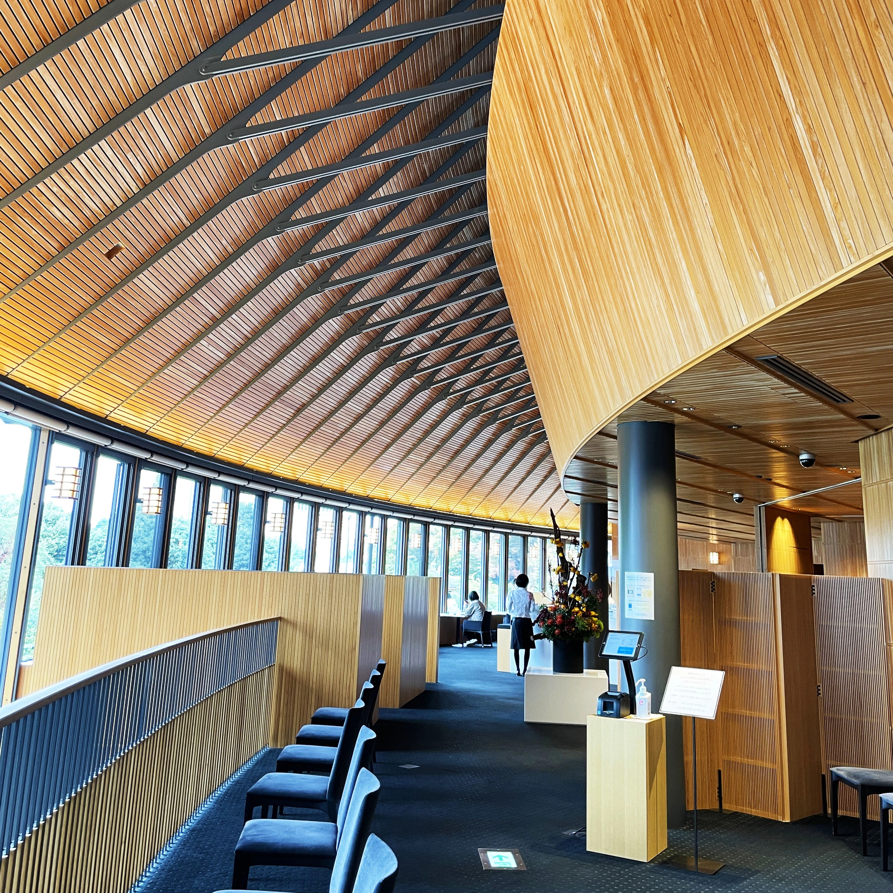 とらや赤坂店　建築家・内藤が設計した吉野の檜を使った、木の温かみあふれる空間。売場、虎屋菓寮、ギャラリー、製造場から成る全面ガラス張りの開放的な建物。