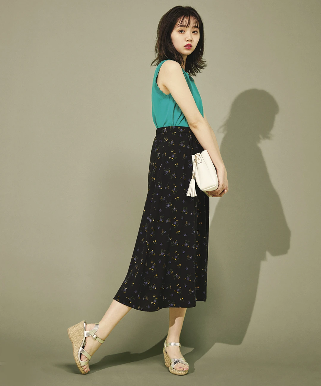 【夏のロングスカートコーデ】江野沢愛美は、花柄スカート×メタリックサンダルで大人っぽく