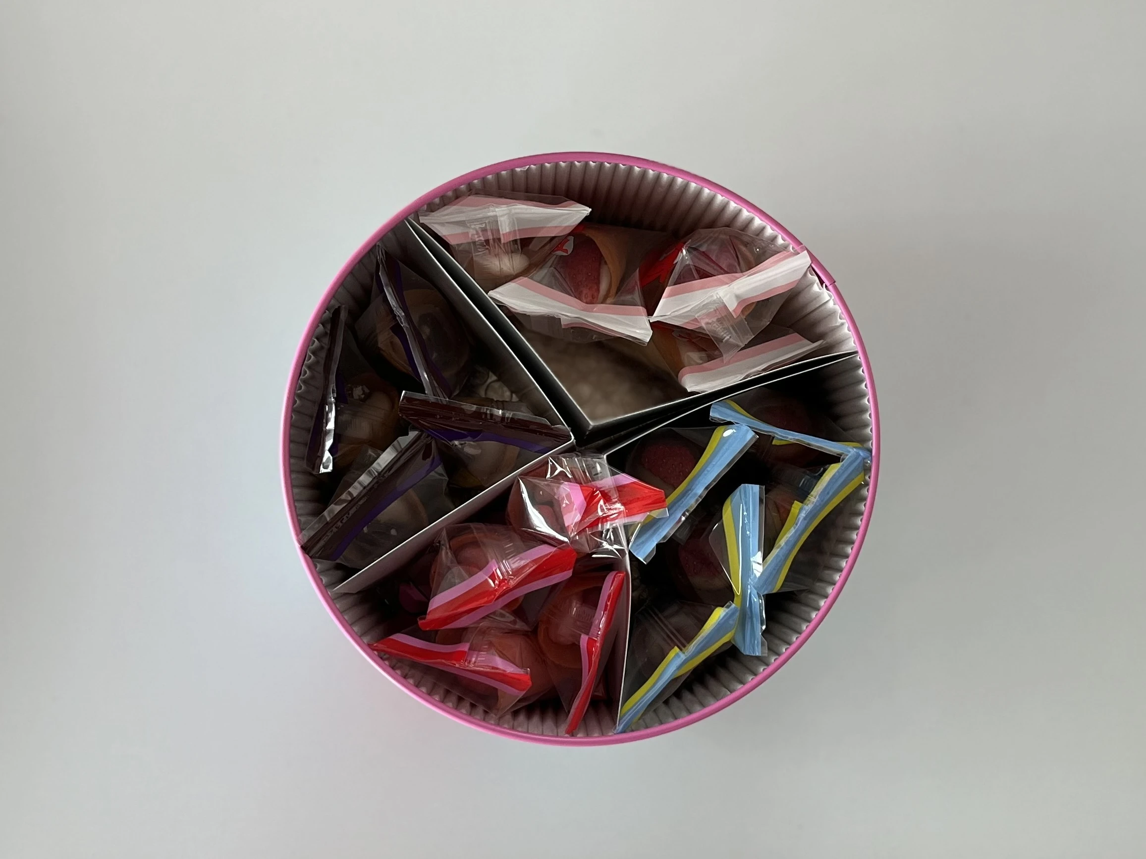 オードリーのバレンタイン特別販売　スペシャル缶（L）中身