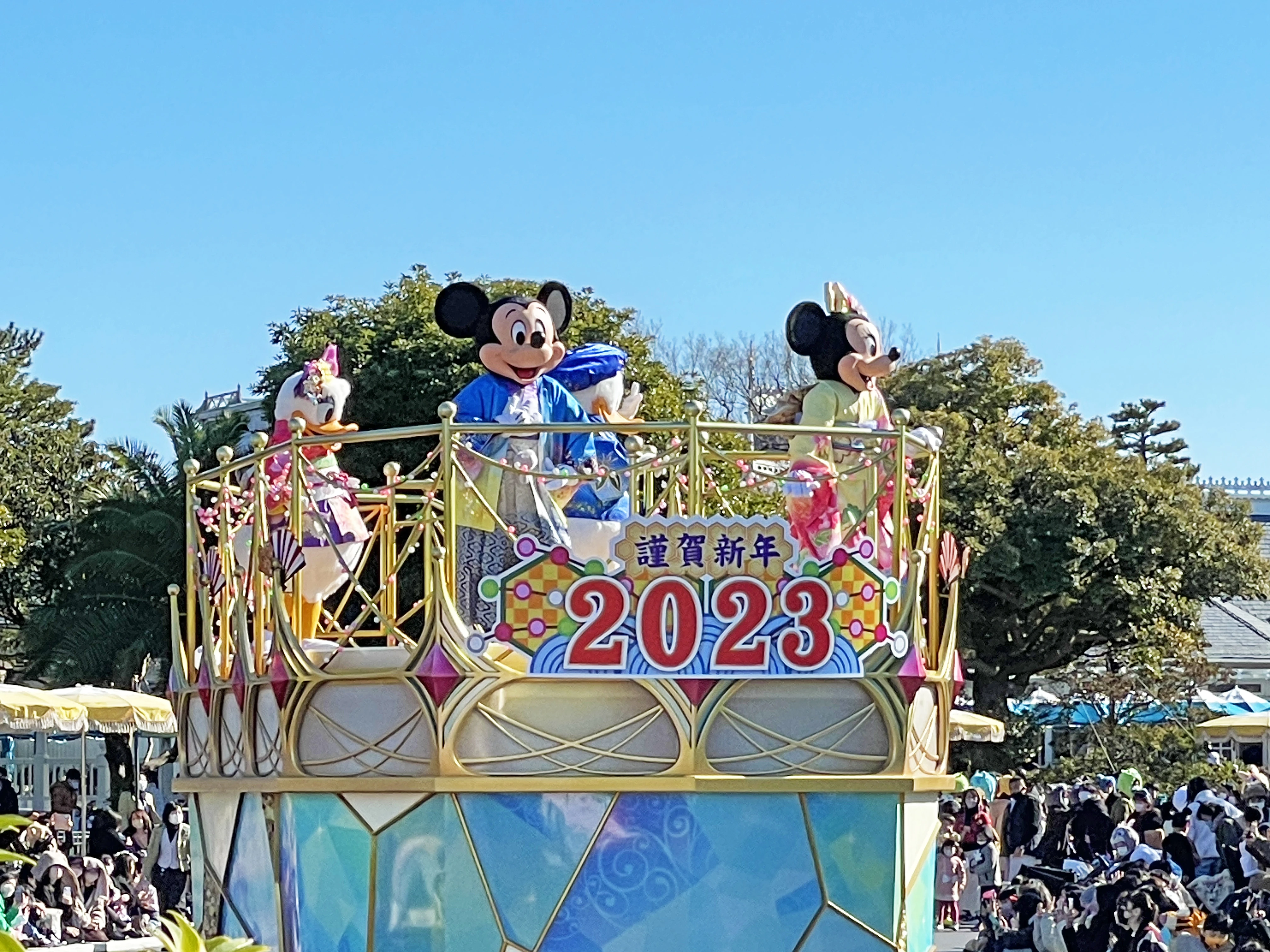 東京ディズニーランドのお正月　ミッキーやミニーが登場するパレードフロート