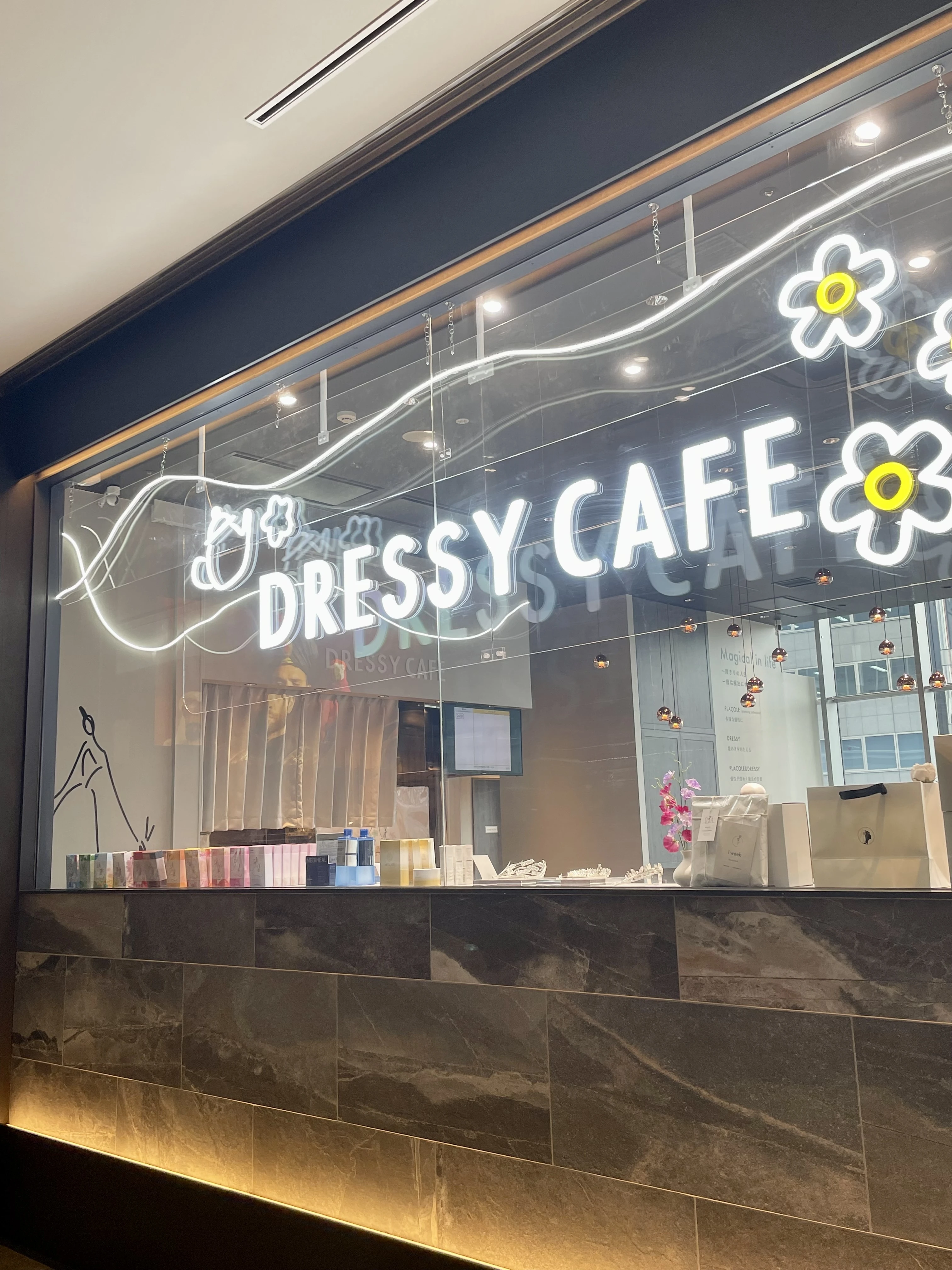 Dressy cafe