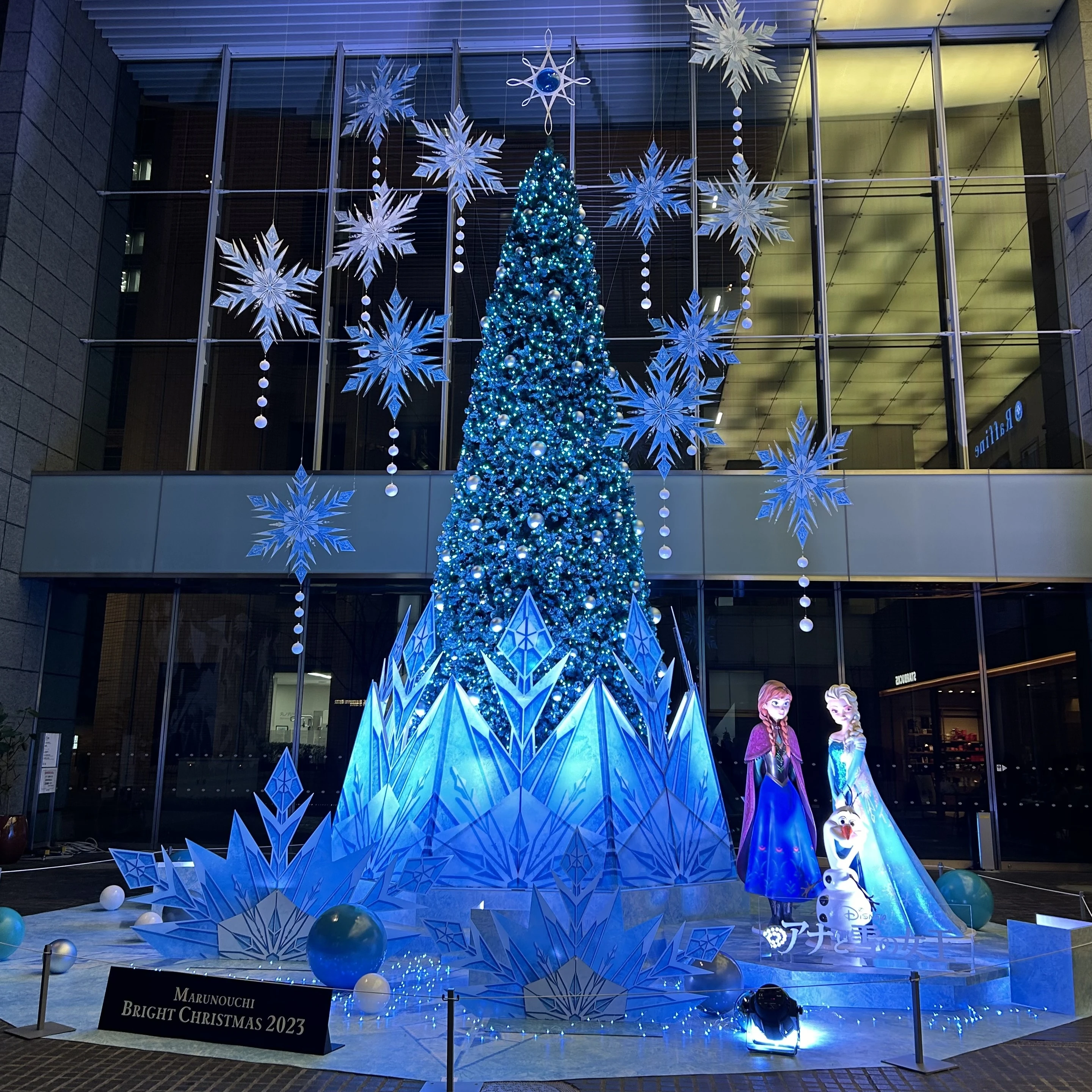 Marunouchi Bright Christmas 2023「Disney DREAMS &amp; WISHES」のFROZEN TREE『アナと雪の女王』