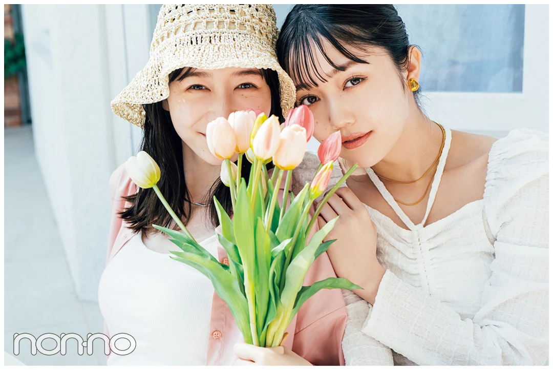 おしゃピクの写真アイデア「顔周りに花を近づけて自撮り」
