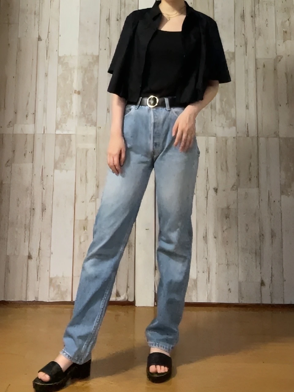 クロップドプリーツポプリンシャツ(ブラック)×デニムパンツのコーデ