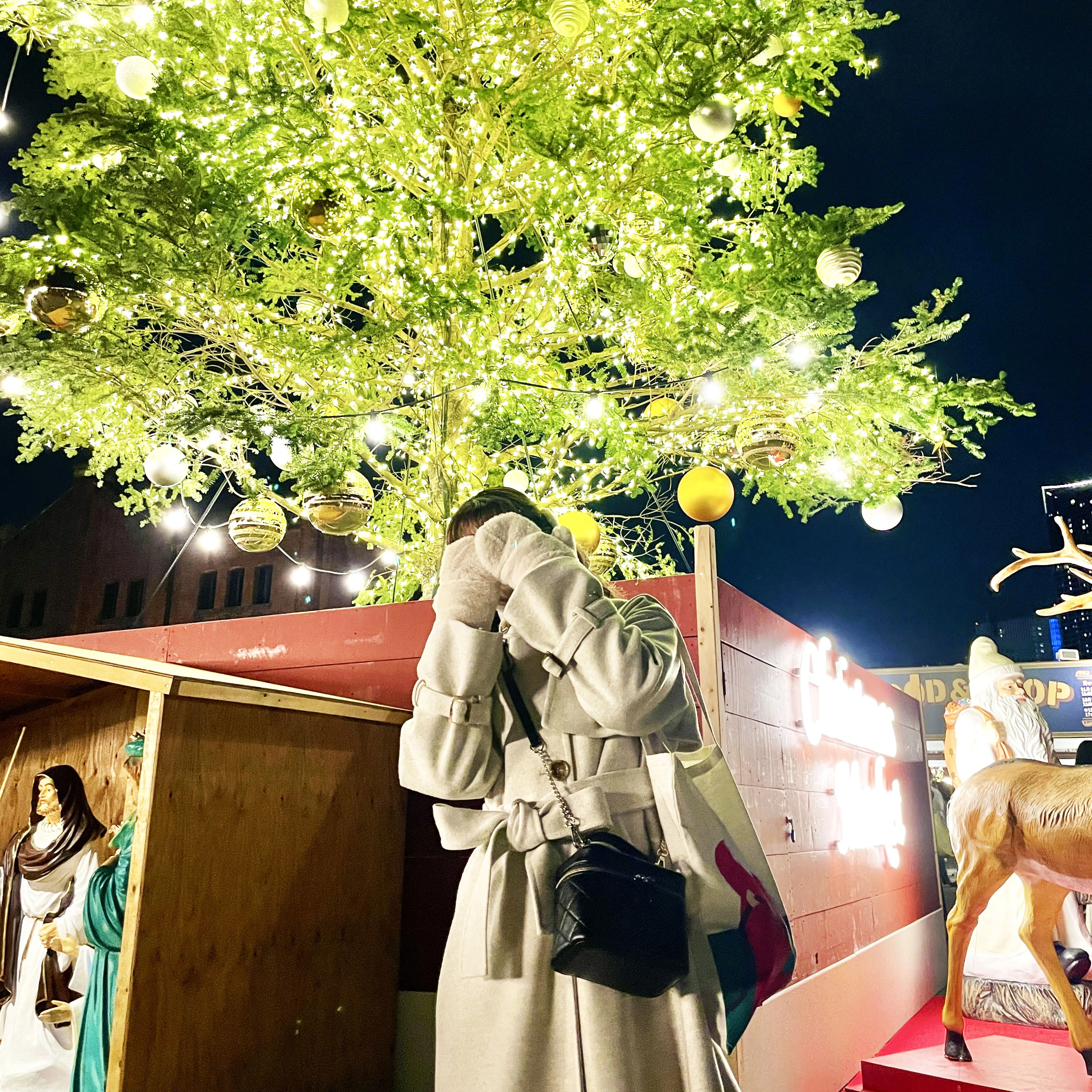 横浜赤レンガ倉庫のクリスマスマーケット　高さ10メートルのクリスマスツリー前