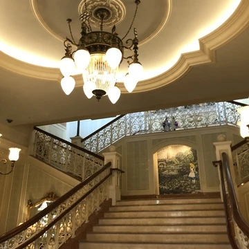 シャンデリア　階段　入口