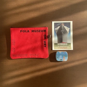 ポーラ美術館のお土産　左からポーチ、ノルマンディ号のポストカード、モネの作品がモチーフの小物入れ