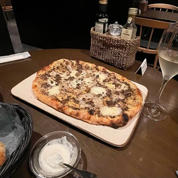 モッツァレラチーズ専門店で食べる黒トリュフのピザ〈大阪・オービカ　モッツァレラバー〉