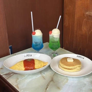 【神戸カフェ】キュートな看板が目印 ☺︎ 神戸・三宮のレトロ喫茶店『DORSIA』