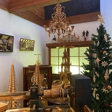 クリスマスツリー、木工ミシン、木工シャンデリア