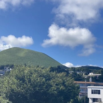 屋上から見える大室山の写真