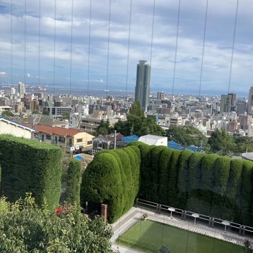うろこの家からの景色。きれいな庭と神戸の海と建物が見渡せる。