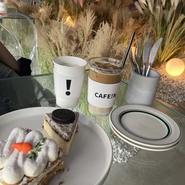 オレオのチーズケーキとキャロットケーキ、ドリンクを写した写真。