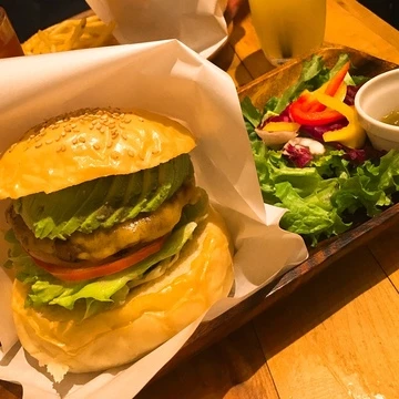 フォトスポットも♡新宿御苑で本格ハンバーガーが食べられるお店