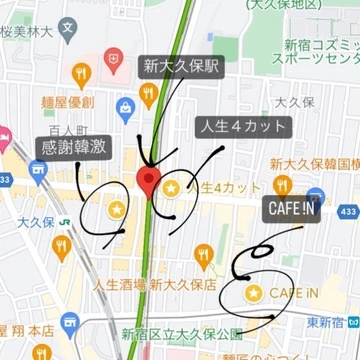 新大久保駅と『感謝韓激　新大久保本店』、『CAFE !N 』、『人生４カット』の位置を記した地図の画像