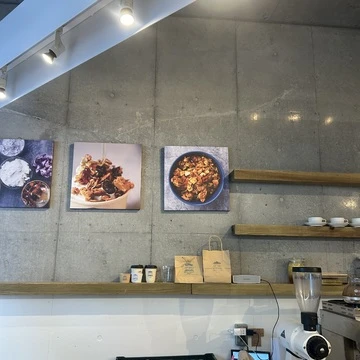 原宿カフェ aptimo 店内写真 壁