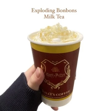 爆発ボンボンミルクティーの画像　ハリーポッターコラボのカップに入ったドリンク