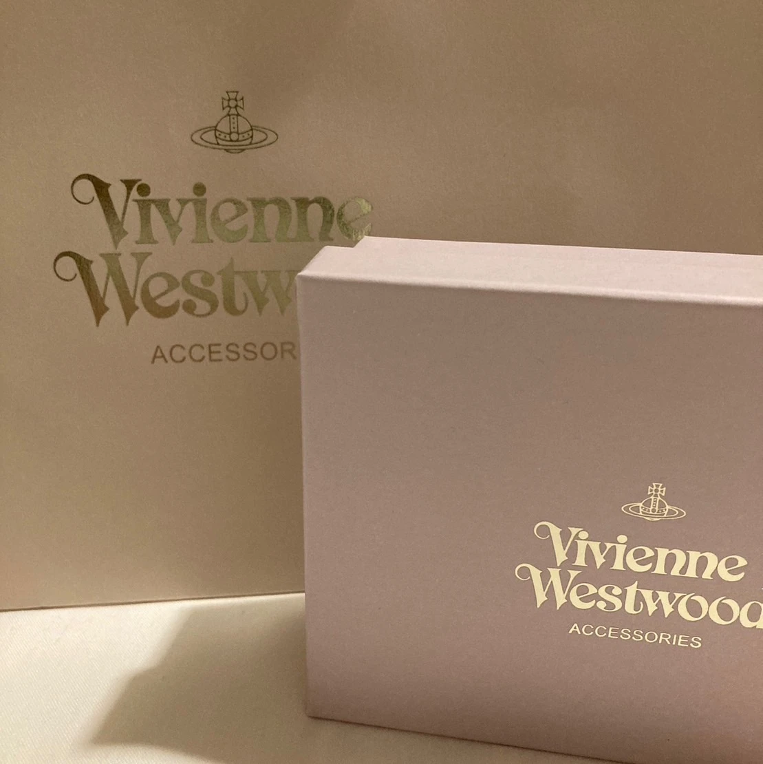 Vivienne Westwoodの薄ピンクの袋と箱の写真。